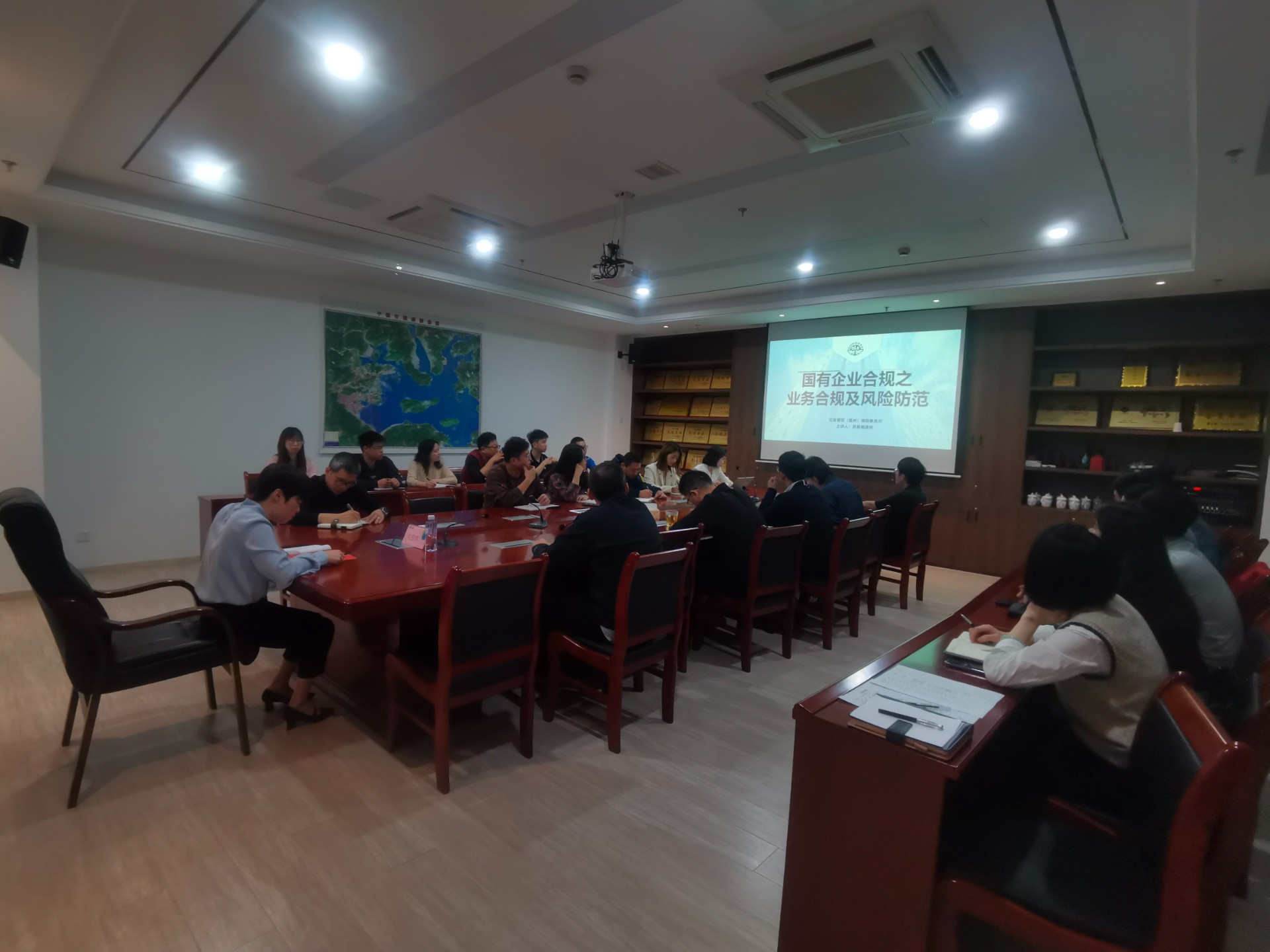 合規講堂第一課——市交投物流集團開(kāi)展國企業(yè)務(wù)合規及風(fēng)險防范培訓，劉招蕊拍攝.jpg